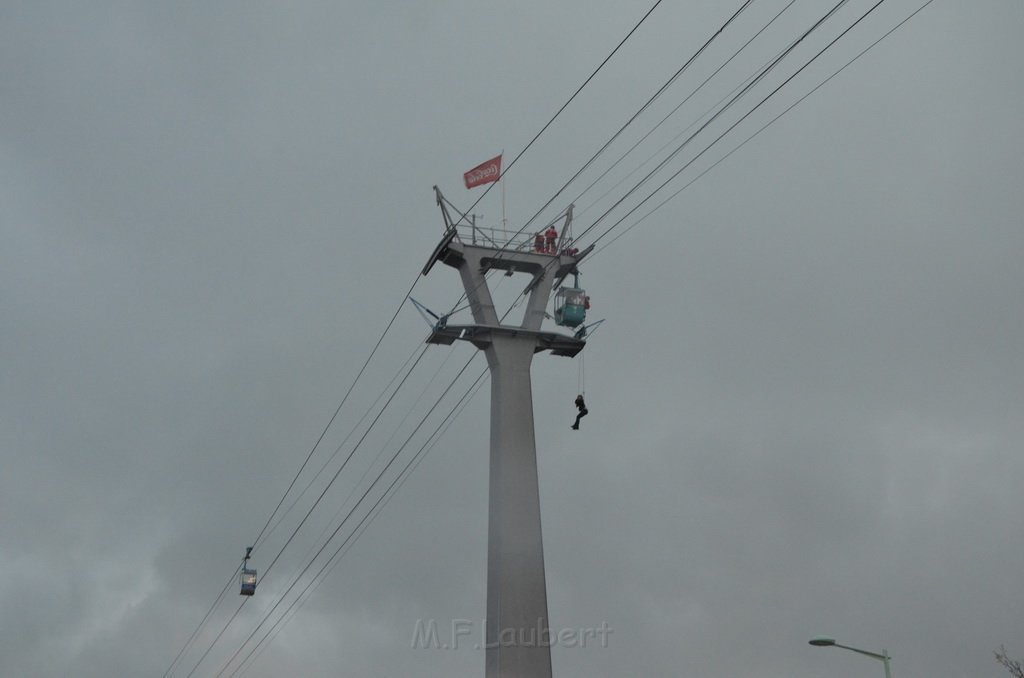 Einsatz BF Hoehenretter Koelner Seilbahn Hoehe Zoobruecke P2139.JPG